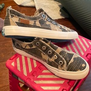 Blowfish camouflage converse size 8.5 brand new never been worn in the box.
